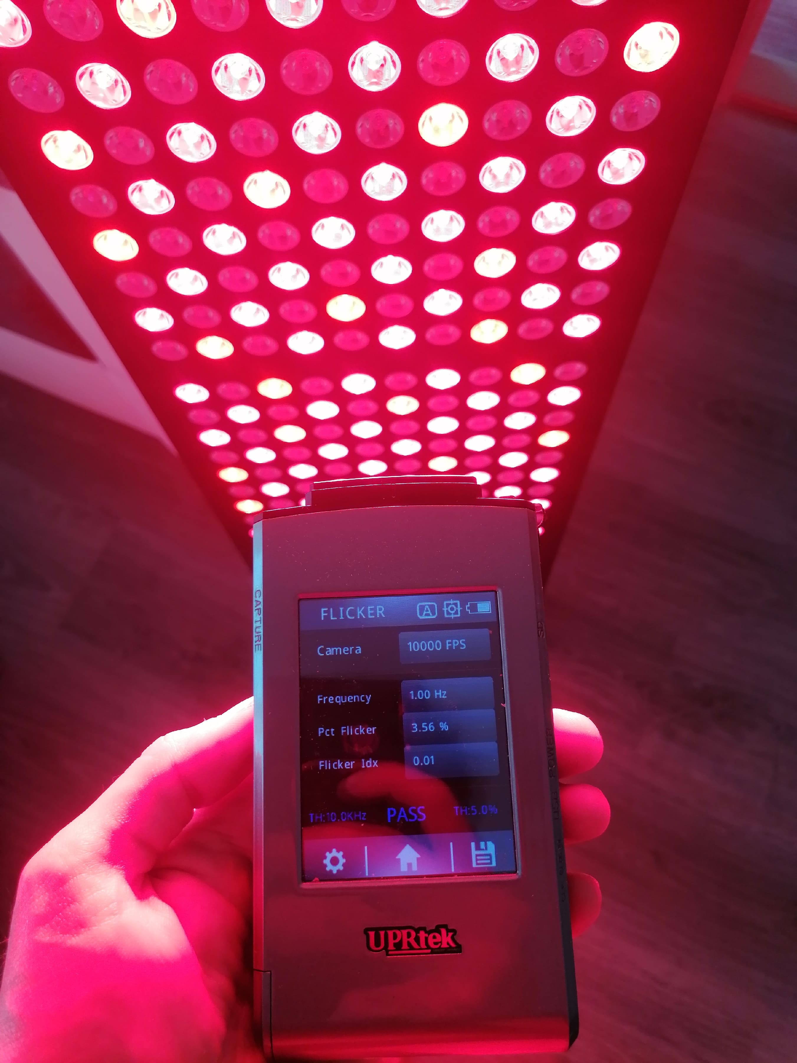 Mitochondriak - red, nir and UV light therapy devices, blue light blocking glasses and indoor lightning solutions